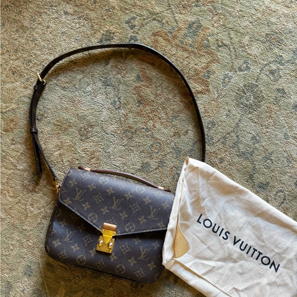 Louis Vuitton Pochette Métis - Picture 15 of 17
